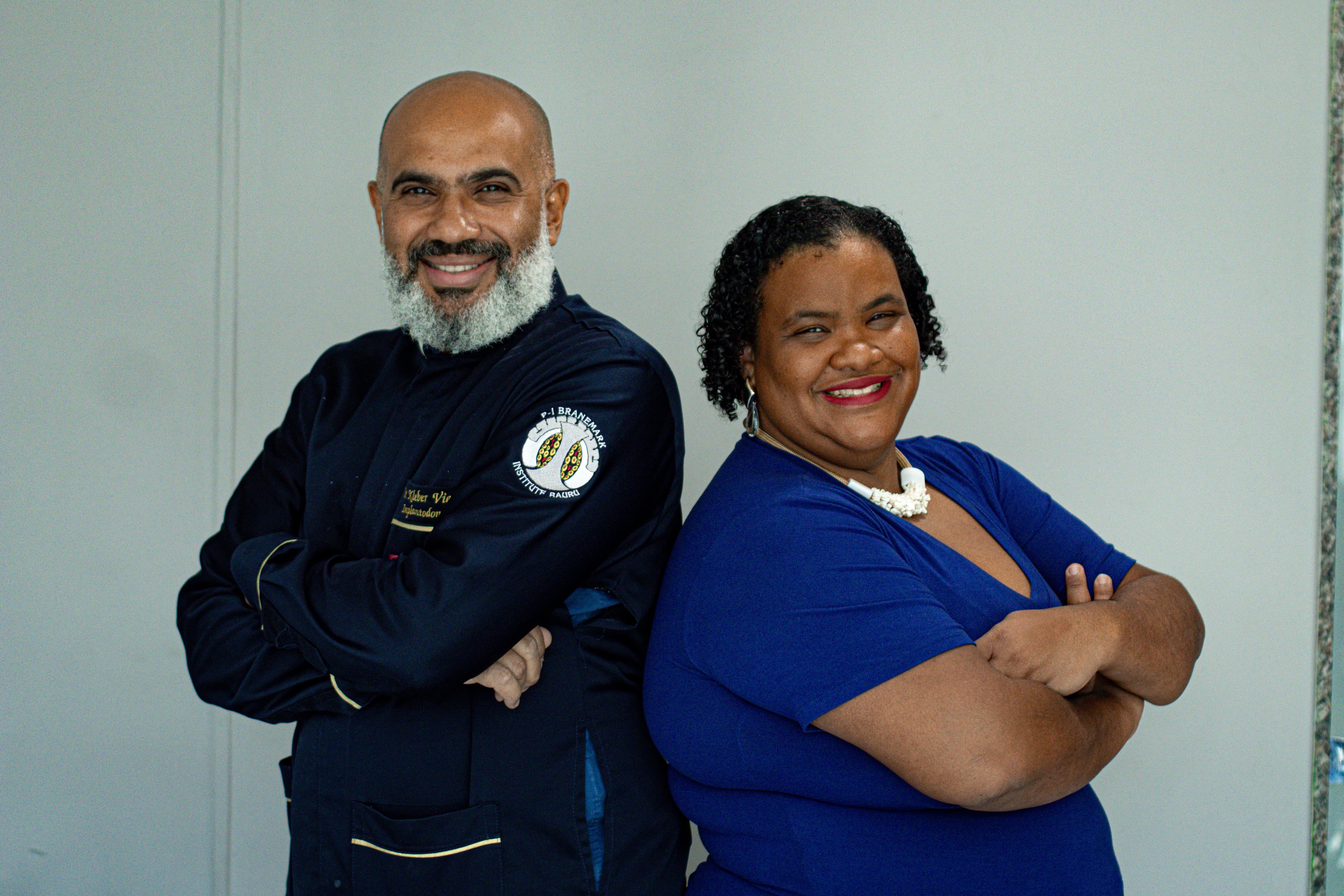 Paciente sorrindo após tratamento na OdontoVieira
